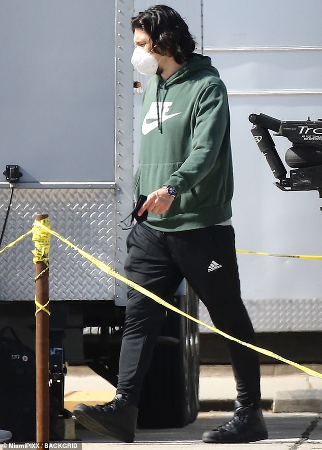 Toma dos: Adam Driver, de 37 años, toma nuevas tomas para su próximo thriller de ciencia ficción 65 en Nueva Orleans, donde interpreta a un adicto a los opioides involucrado en un accidente catastrófico.