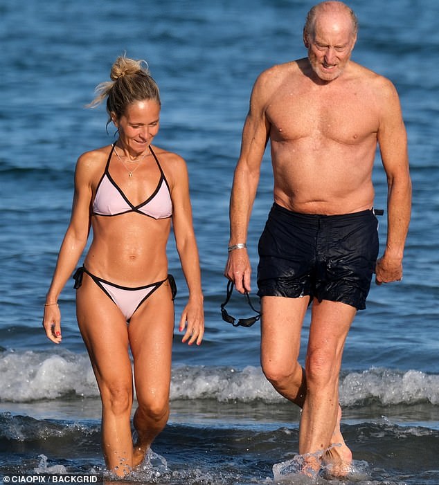 Charles Dance fue fotografiado besuqueándose en Venecia con Alessandra Masi durante el verano, y su relación se está volviendo cada vez más seria.