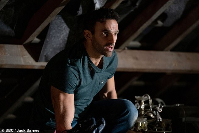 Los spoilers de Fugitive: EastEnders revelan que Kush Kazemi terminará escondiéndose en el ático de Whitney Dean y Sonia Fowler después de evitar por poco el arresto en medio del robo del auto