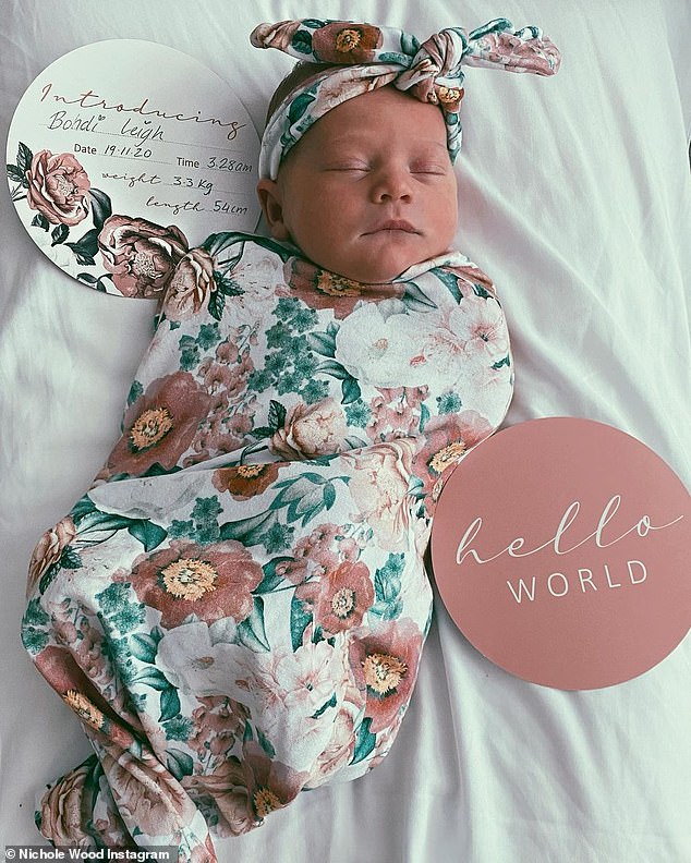 ¡Ella está aquí! La ex estrella de Bachelor, Nichole Wood, dio la bienvenida a su primer hijo, una niña, el jueves. Y, el sábado compartió la primera foto de su adorable bebé, revelando que su nombre es Bodhi Leigh Yard.
