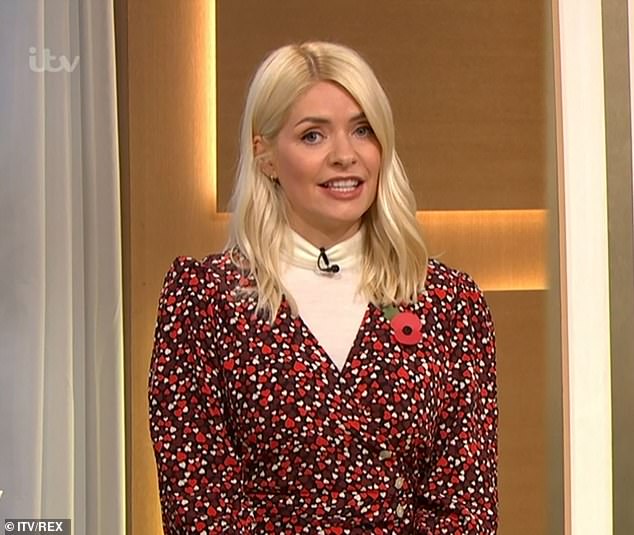 Rompiendo el silencio: Holly Willoughby ha revelado que se tomó dos días libres como anfitriona de This Morning durante la semana porque dos de sus hijos mostraban síntomas de COVID-19.