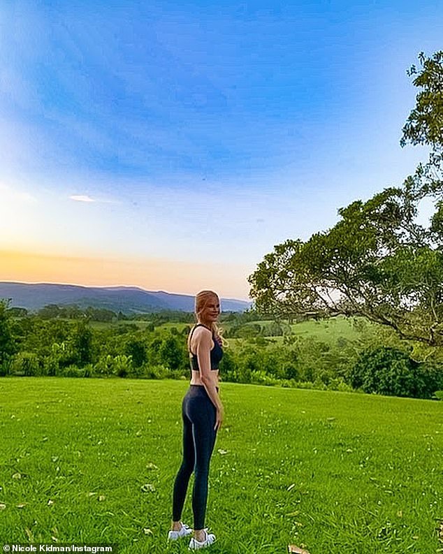 'Hinterland magic': Nicole Kidman, de 53 años, hizo alarde de su esbelta figura con leggings y un top corto mientras admiraba el pintoresco interior de Byron Bay el domingo.