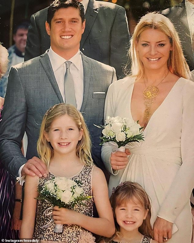 'Día especial': Tess Daly compartió una instantánea de cuando ella y Vernon Kay renovaron en secreto sus votos matrimoniales después de que él lo discutió en I'm A Celeb el sábado.