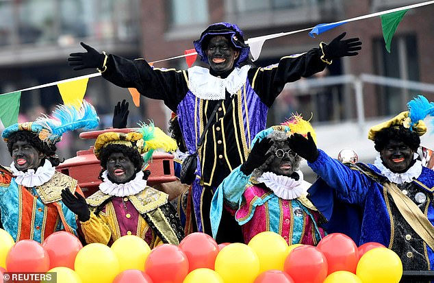 Las bibliotecas públicas de los Países Bajos han eliminado los libros para niños que representan al compinche ennegrecido de San Nicolás 'Black Pete'. El personaje se ve en un desfile en Scheveningen en los Países Bajos el año pasado.