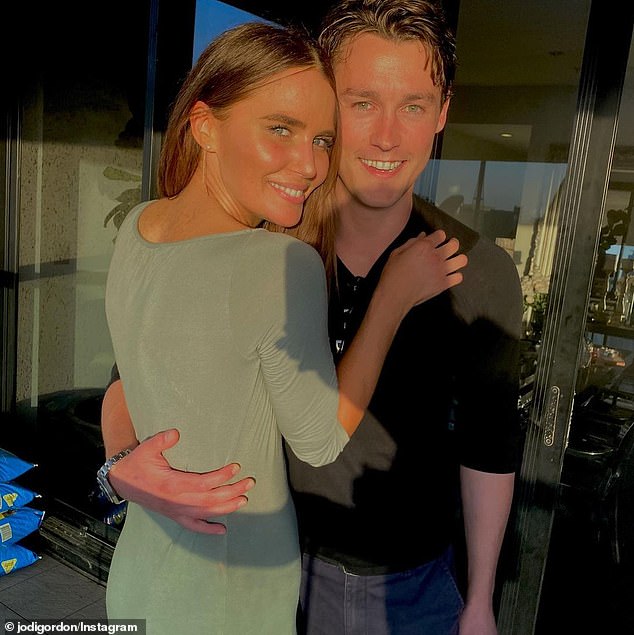 ¡Sorpresa! La ex estrella de Vecinos Jodi Gordon, 35, 9 izquierda) debutó con su misterioso nuevo novio en Instagram el domingo, pocos meses después de separarse de su ex Cedric.