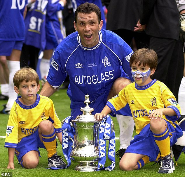 Gustavo Poyet celebra la victoria de Chelsea en la FA Cup 2000 con sus hijos Diego (izquierda) y Matías