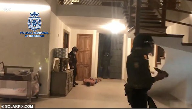 Halley yace en el suelo con las manos a la espalda mientras la policía armada atraviesa la propiedad en Marbella