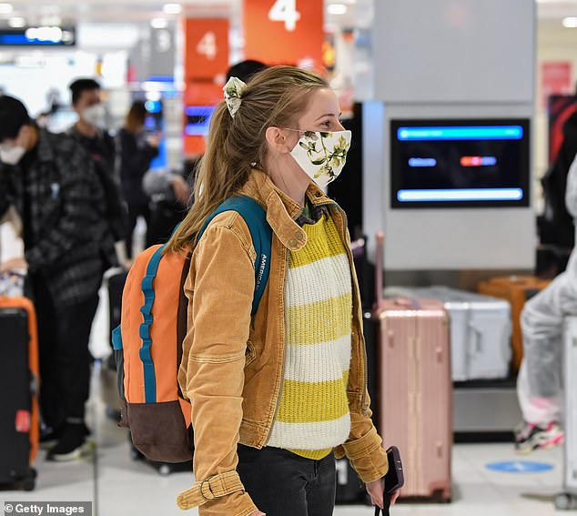 Un pasajero es fotografiado en la sala de equipajes del aeropuerto de Sydney el 5 de agosto. Las aerolíneas estiman que alrededor de 100,000 australianos están varados en el extranjero durante la pandemia.