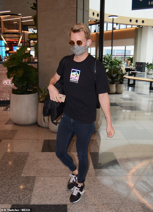 ¡Él ha llegado! El comediante y presentador de radio Joel Creasey viajó a Sydney el lunes, pocas horas después de que reabriera la frontera entre Nueva Gales del Sur y Victoria.