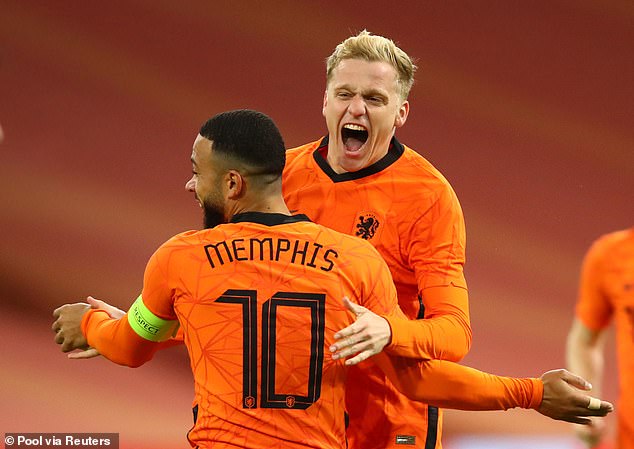 Donny van de Beek (derecha) hizo una exhibición impresionante ya que su gol resultó vital contra España