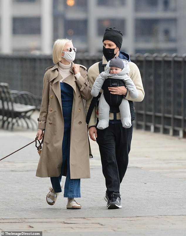 Paseo familiar: Michelle Williams fue vista paseando por la ciudad de Nueva York con su esposo Thomas Kail y la última incorporación de su familia.