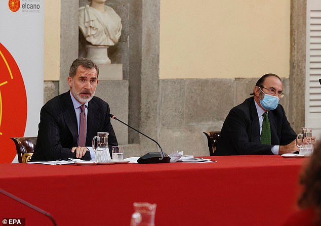 El rey Felipe VI de España (izquierda) preside una reunión del Consejo Científico del Real Instituto Elcano en Madrid el lunes