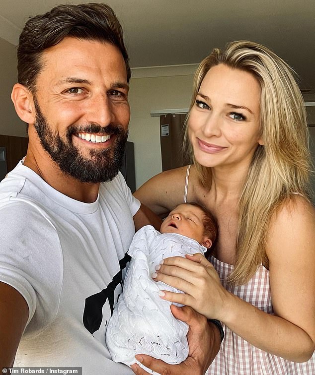 Amable gesto: Tim Robards y Anna Heinrich de The Bachelor dieron la bienvenida a su primer hijo, una niña llamada Elle, a principios de este mes. Y el martes, el actor de 37 años mostró el 'lindo' obsequio que recibió la pareja del elenco de Vecinos para celebrar la llegada de Elle el 14 de noviembre.