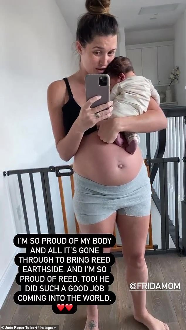 Buen trabajo: Jade Roper Tolbert posó para algunas instantáneas posparto el lunes mientras hablaba de lo orgullosa que está de su cuerpo.