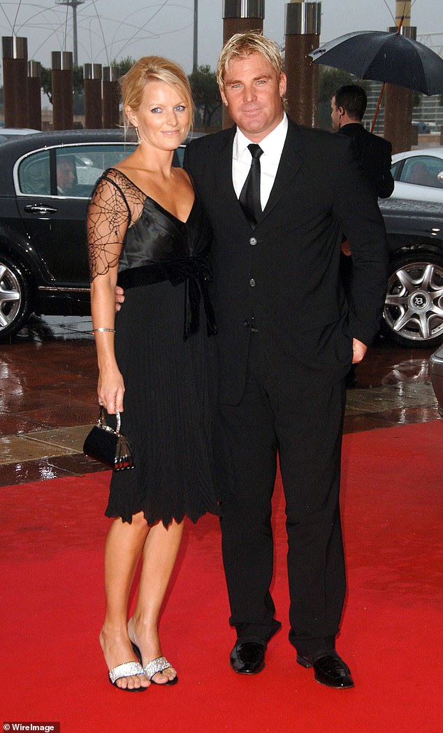 Intentar: Shane Warne ha admitido que criar a sus tres hijos con su ex esposa Simone Callahan