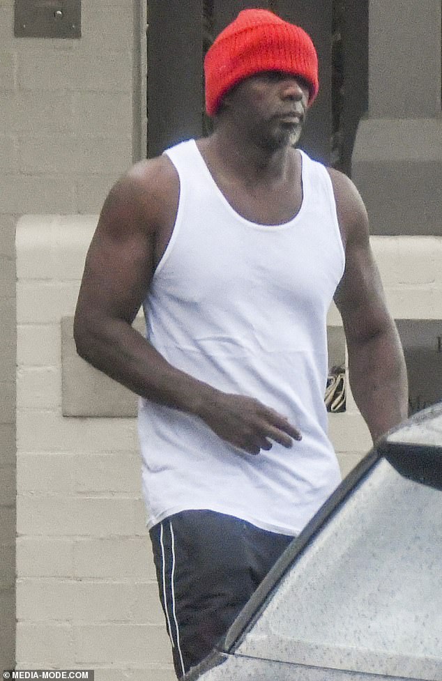 Bombeando algo de hierro: Idris Elba fue visto perfeccionando sus músculos ondulados durante una sesión de gimnasio que inducía el sudor en el CBD de Sydney el martes