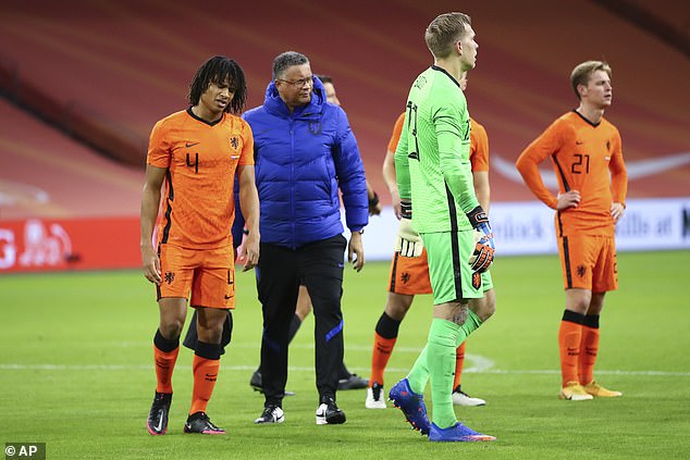 El Manchester City sufre una lesión después de que Nathan Ake se fuera cojeando a Holanda