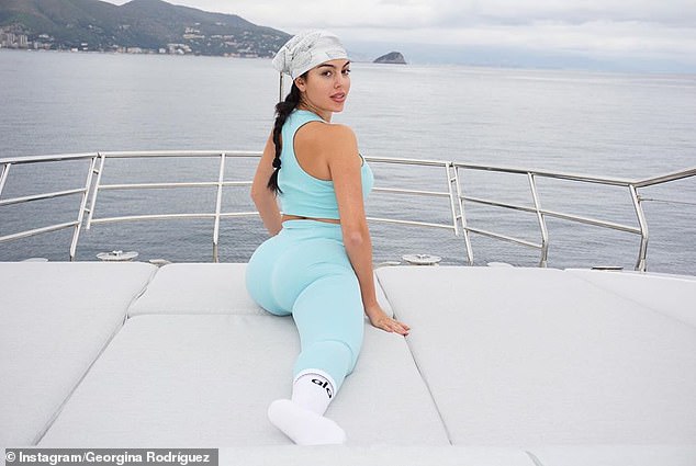 ¡Ay! Georgina Rodríguez hizo alarde de su físico tonificado cuando posó con un top corto y leggings que se ajustan a la figura para hacer las divisiones en un yate en Madrid, España, el martes.