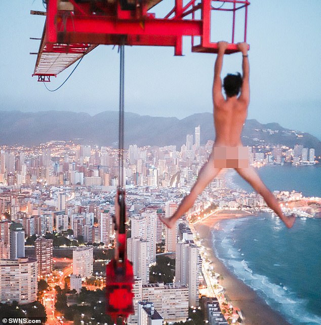 El temerario adolescente británico Adam Lockwood colgaba a 600 pies sobre Benidorm en España mientras estaba totalmente desnudo (en la foto), en su último truco