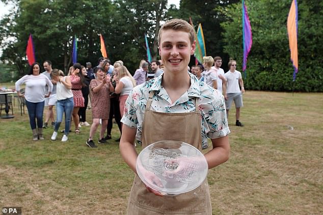 ¡Ganador! Peter Sawkins fue coronado como el ganador del Great British Bake Off 2020 el martes por la noche al convertirse en el campeón más joven de la historia.
