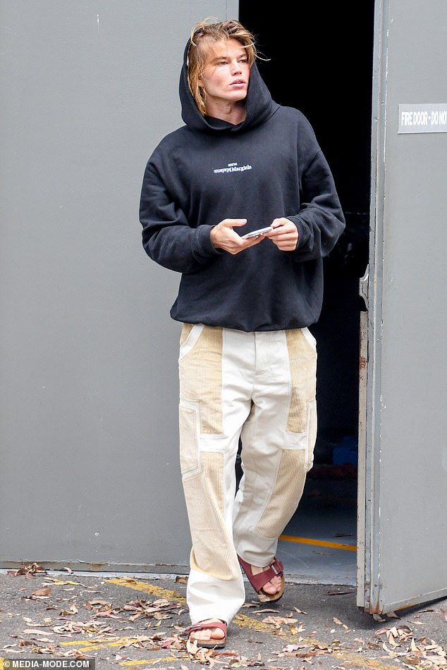 Llegar al trabajo: el martes, la supermodelo Jordan Barrett mostró su buen aspecto cincelado cuando llegó al set de la producción teatral de George Maple en Sydney.