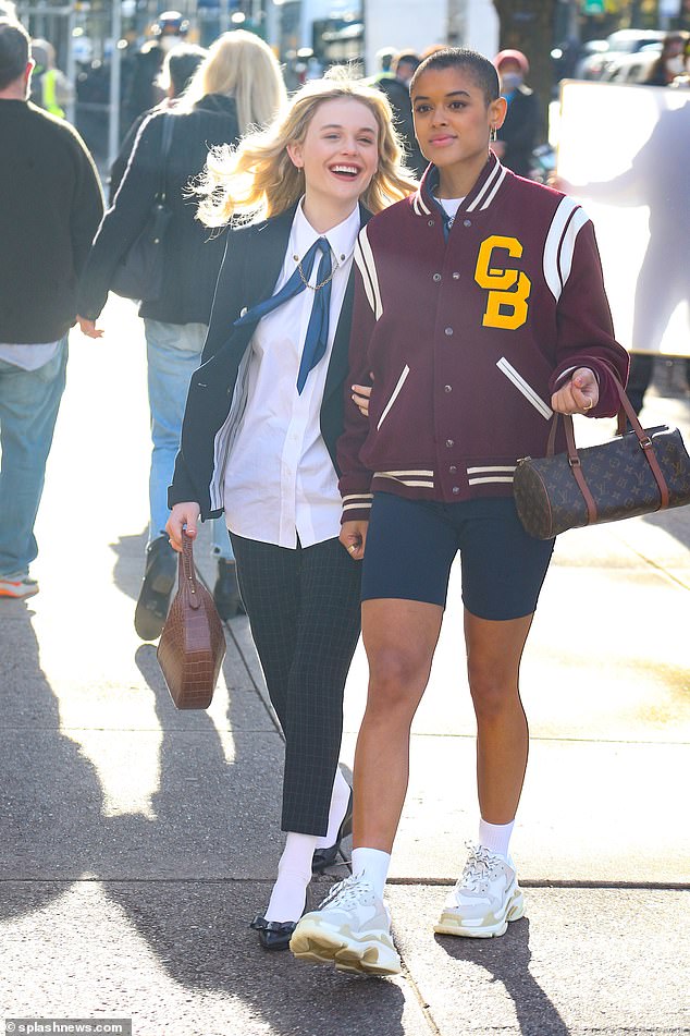 ¡La pandilla está aquí! Varios miembros del elenco de la próxima continuación de Gossip Girl fueron vistos filmando en el Museo de la Ciudad de Nueva York en Manhattan el martes.
