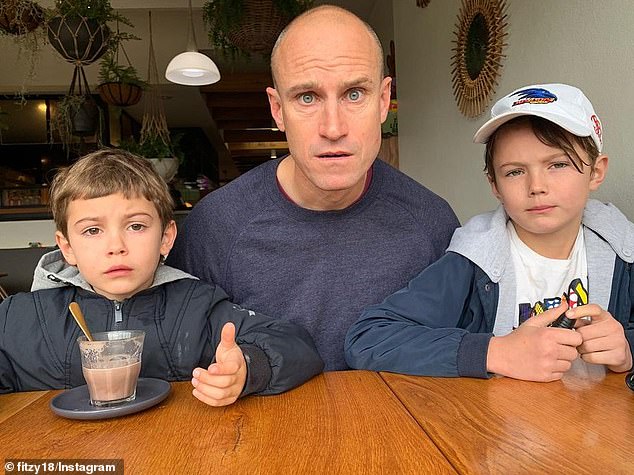 ¡Lo siento chicos! El presentador de Nova, Ryan 'Fitzy' Fitzgerald, dejó a sus hijos Hewston, de 11 años, y Lennox, de siete, 'ASUSTADOS' esta semana cuando les hizo una broma cruel después de que el perro de la familia fuera castrado.