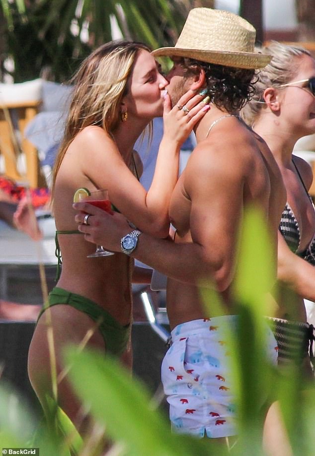 Escapada romántica: Delilah Belle Hamlin chisporroteó en un bikini verde el domingo, mientras empacaba en el PDA con su novio Eyal Booker, durante su escapada romántica a Tulum, México, donde llegaron a la playa en su resort Unico 20 ° 87 ° con bebidas en la mano.