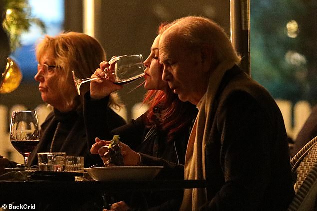 Always On My Wine: Priscilla Presley, de 75 años, bebió un vaso de tinto mientras la glamorosa estrella cenaba con amigos risueños en el restaurante Hank's en California el martes.
