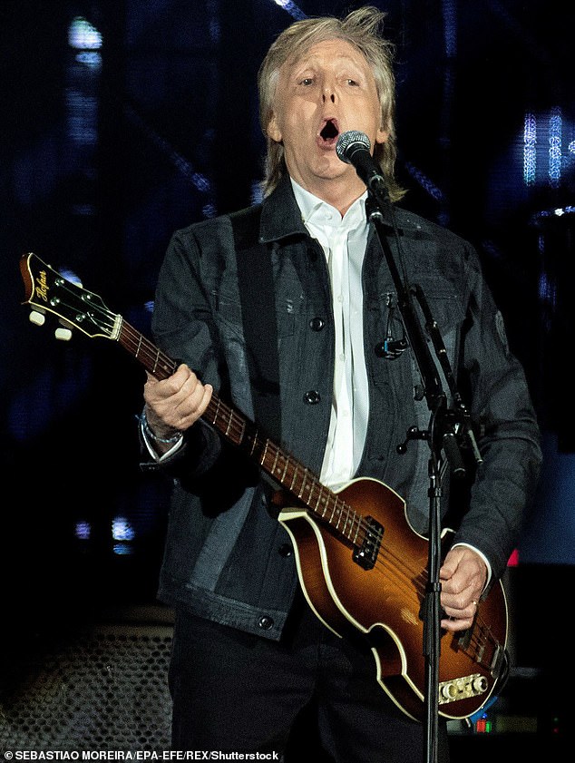¡Ayuda! Sir Paul McCartney ha confesado que tiene que usar un teleprompter mientras interpreta sus famosas pistas para no olvidar la letra de las canciones.