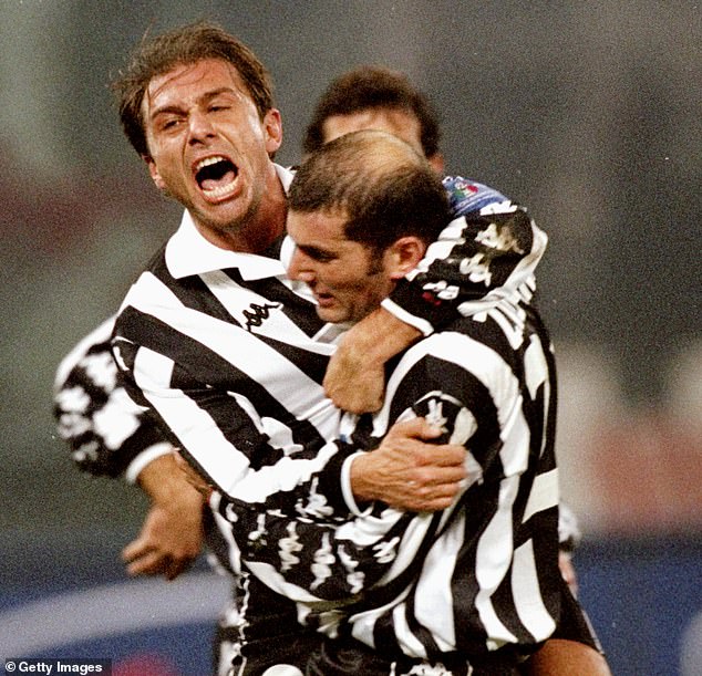 Antonio Conte (izquierda) y Zinedine Zidane (derecha) se hicieron cercanos mientras jugaban en la Juventus
