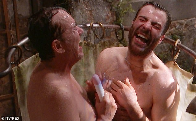 'Fue la escena más surrealista de ver': la esposa de Shane Richie quedó 'atónita' después de ver su escena de ducha íntima con su compañero de campamento Jordan North