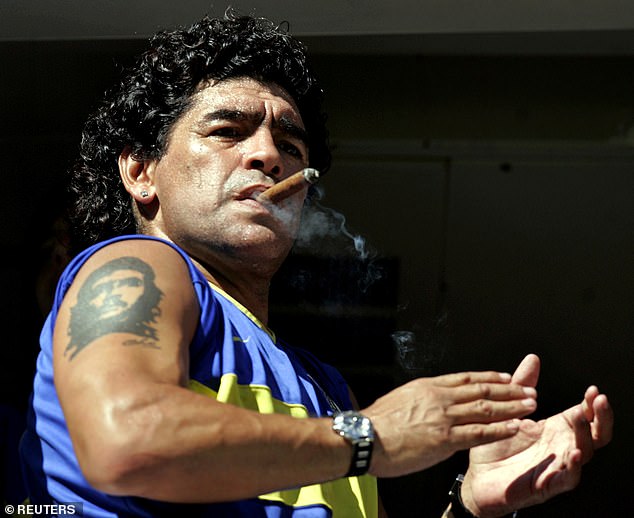 La vida de Maradona fuera del campo fue casi tan infame como sus logros en ella. En la imagen: Maraona fuma un puro antes del inicio del partido de fútbol de Primera División Argentina entre Boca Juniors y San Lorenzo de Almagro en 2006