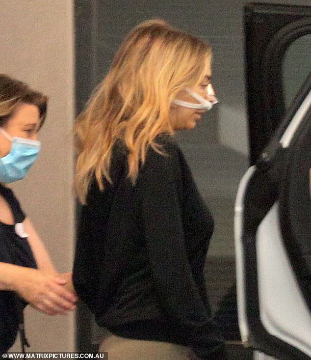Bajo el cuchillo: Nadia Bartel hizo una salida discreta de un hospital privado en Melbourne el viernes por la mañana, posiblemente después de someterse a una rinoplastia