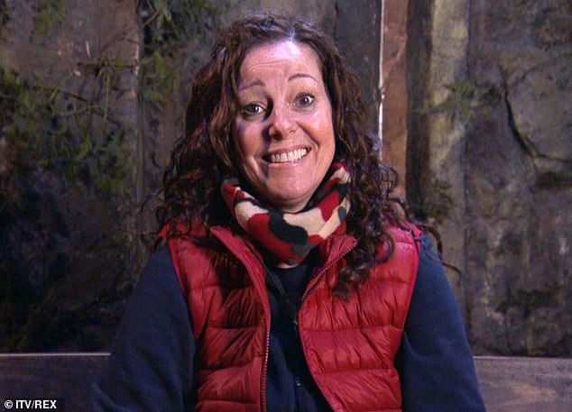 ¡Cerrar llamada! Ruthie Henshall de I'm A Celebrity recordó cómo 'casi tuvo un accidente en el escenario' después de que Micky Rooney le diera 'algo para el mal de estómago' durante el show del jueves