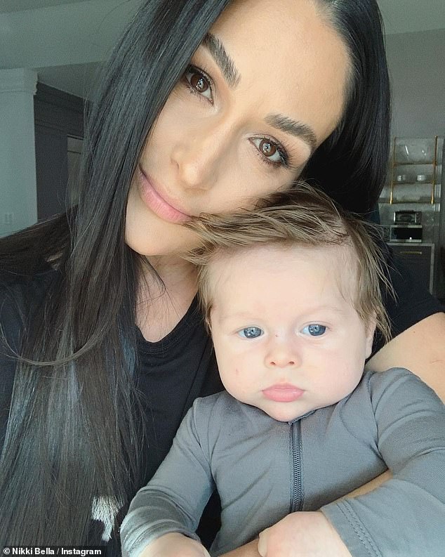Tiempos difíciles: Nikki Bella, de 37 años, habla sobre sus problemas para amamantar a su hijo Matteo de tres meses, ya que ella lo llamó