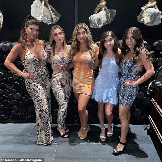 Familia: Teresa Giudice se aseguró de poner una cara feliz mientras celebraba el Día de Acción de Gracias con sus cuatro hijas el jueves.
