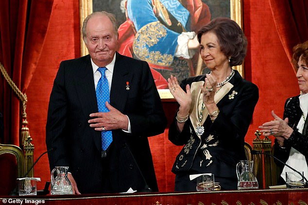 Según los informes, los fiscales anticorrupción españoles están investigando a Juan Carlos (en la foto con su esposa Sofía en 2018) por gastos en los años posteriores a su abdicación en junio de 2014 cuando perdió su protección constitucional contra el procesamiento como monarca en activo.
