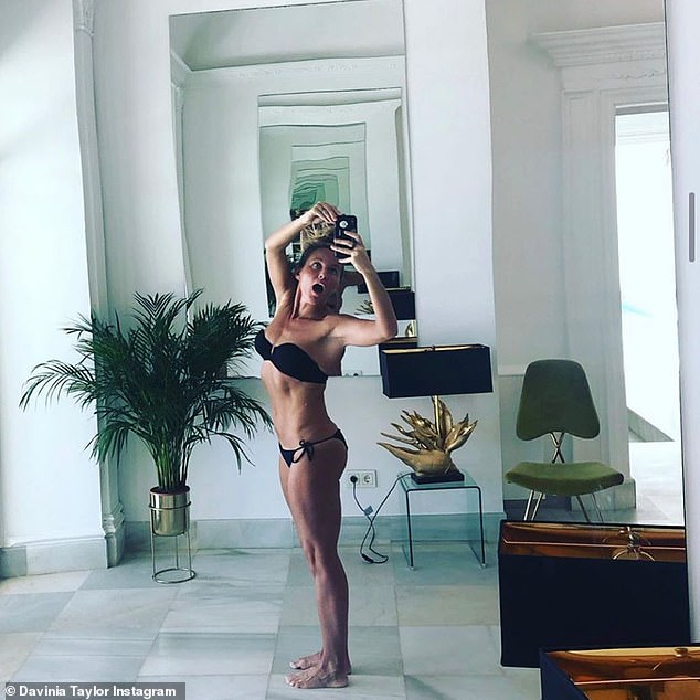 Wow: Davinia Taylor mostró su increíble cuerpo en bikini en Instagram el lunes en una instantánea de cuando estaba en España durante el primer encierro.