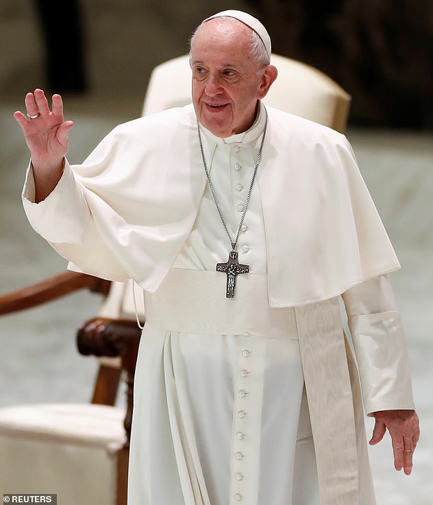El Papa criticó a los manifestantes anti-encierro, acusándolos de ser egoístas. Arriba, el Papa Francisco saluda a los fieles desde la distancia durante su audiencia general semanal en el Aula Pablo VI en la Ciudad del Vaticano el 14 de octubre.