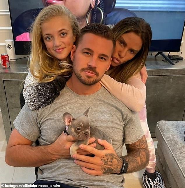 Golpeando: Carl Woods defendió furiosamente su decisión de comprarle un cachorro a Katie Price y a su hija Princess, luego de enfrentar un aluvión de críticas en línea.