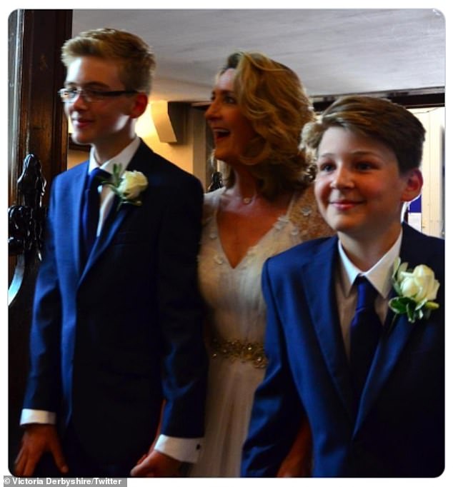 Día especial: Soy una celebridad ... ¡Sácame de aquí! El hijo de la estrella Victoria Derbyshire, Oliver, derritió corazones el sábado, cuando compartió una foto de su madre en su boda de 2018