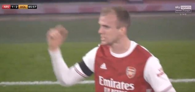 Rob Holding fue captado por micrófonos acusando hilarantemente a Adama Traore de bucear
