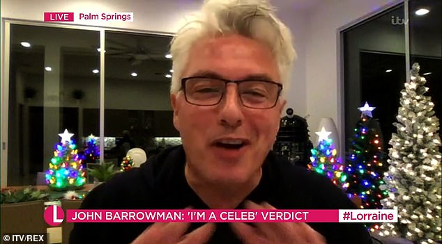 ¿Que esta pasando? John Barrowman, de 53 años, retomó su acento nativo cuando fue entrevistado por su compañera de Glasgow Lorraine Kelly, de 61 años, el lunes por la mañana, dejando a los espectadores desconcertados.