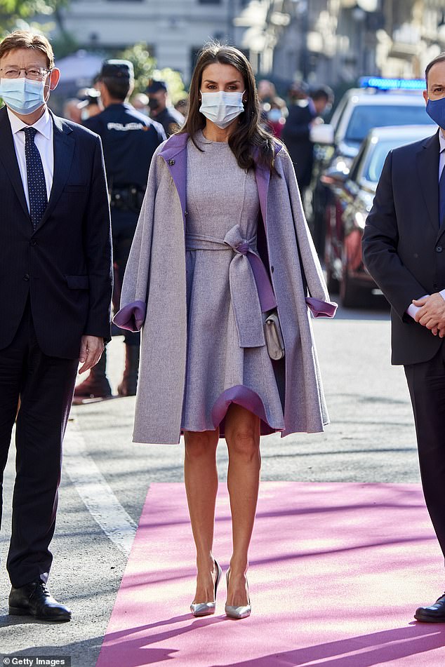 La reina Letizia de España, de 48 años, lució un impresionante atuendo lila de Carolina Herrera mientras asistía a una ceremonia de premiación en Valencia hoy.