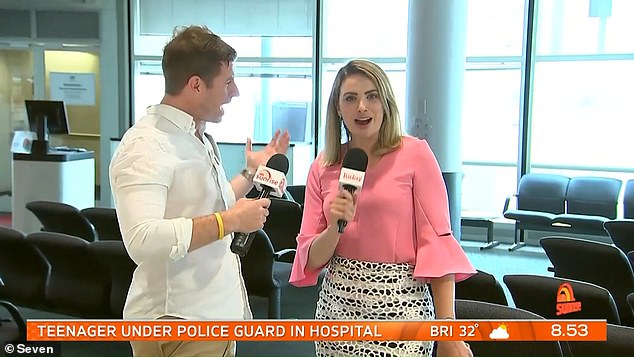 ¡Hola a todos! El meteorólogo de Sunrise, Sam Mac (izquierda) se hizo muy amigo de Aislin Kriukelis de Today (derecha) cuando los programas de desayuno rivales interrumpieron las transmisiones en vivo desde el aeropuerto de Brisbane el martes. Ambos programas informaban sobre la reapertura de la frontera de Queensland