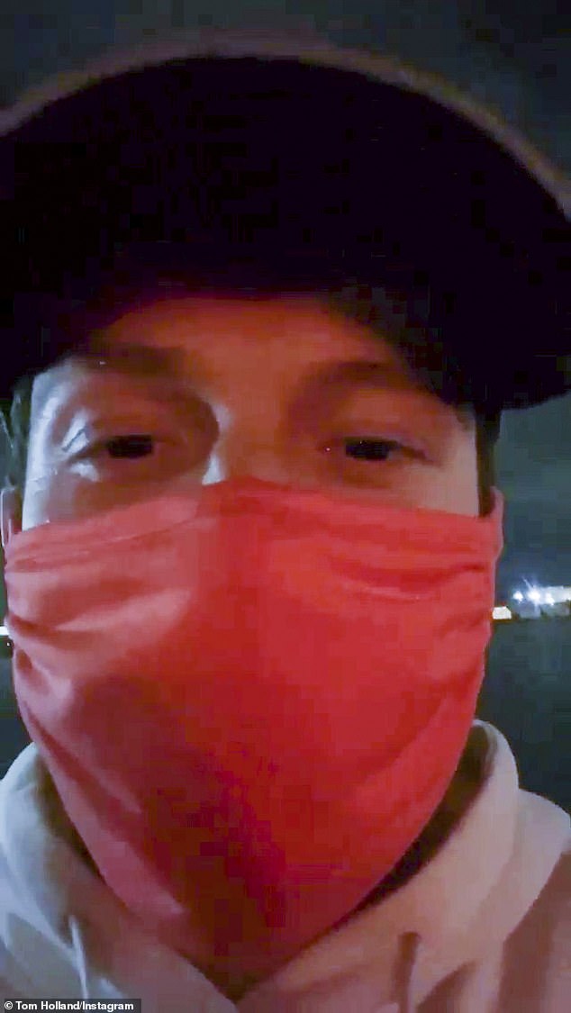 Filmando pronto: Tom Holland regresó a los Estados Unidos durante el fin de semana, después de terminar la producción de su película Uncharted en España, revelando que ahora estará filmando Spider-Man 3 en Atlanta.