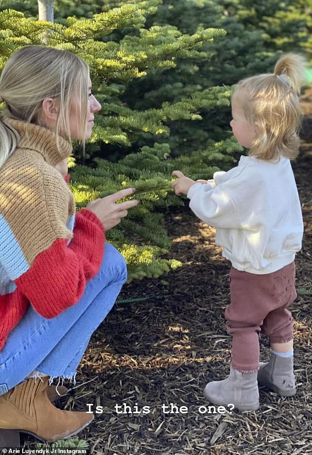 Manteniéndose firme: Lauren Burnham, de 29 años, defendió a su esposo Arie Luyendyk Jr. por acompañarlos a buscar un árbol de Navidad después de que él reveló que dio positivo por COVID-19 el jueves.