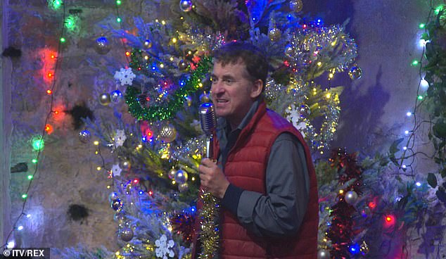 Encantado: Soy una celebridad, Shane Richie dirigió a sus compañeros de campamento en una entusiasta sesión de karaoke mientras disfrutaban de la comida de pub en The Castle Inn el martes.