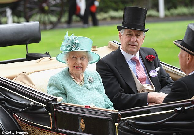 El primo de la reina, David Bowes-Lyon (fotografiado juntos en 2017), de 73 años, ha criticado un episodio de The Crown y lo ha calificado de 'ficción que pretende ser un hecho'.